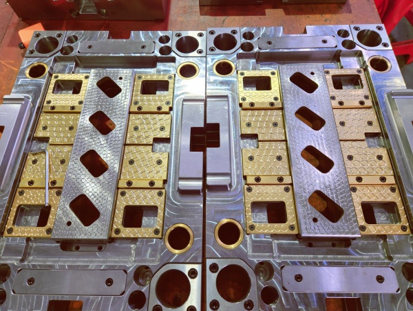 双色模具厂.jpg